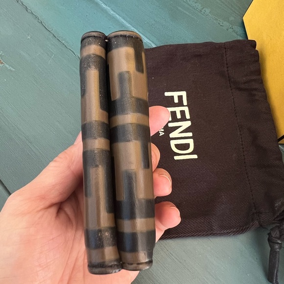 Authentic Fendi Micro Trifold Leather Wallet, full inclusion - Picture 6 of 16